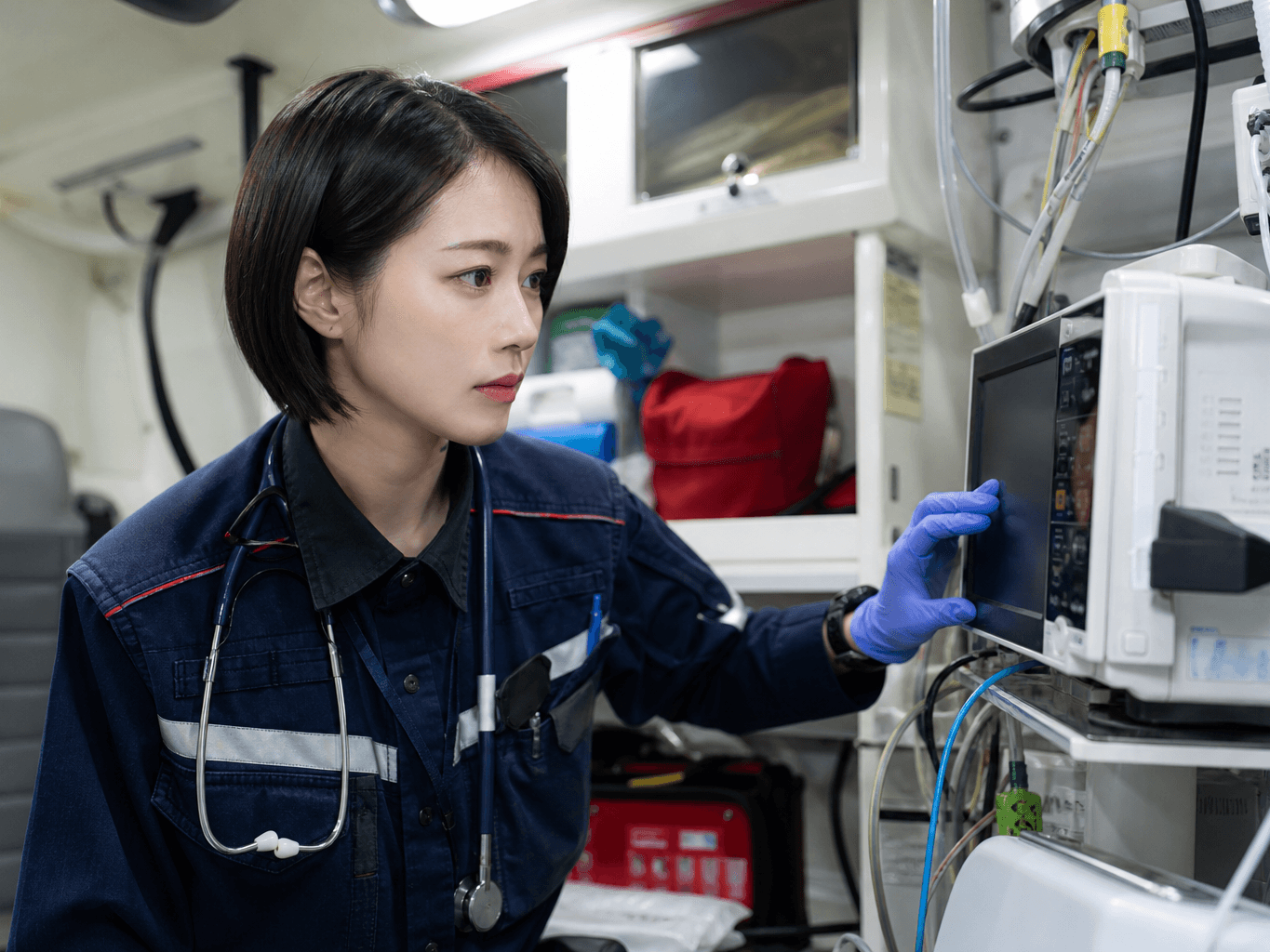 救急車内で処置をする救急救命士 - Paramedic Providing Care Inside an Ambulance