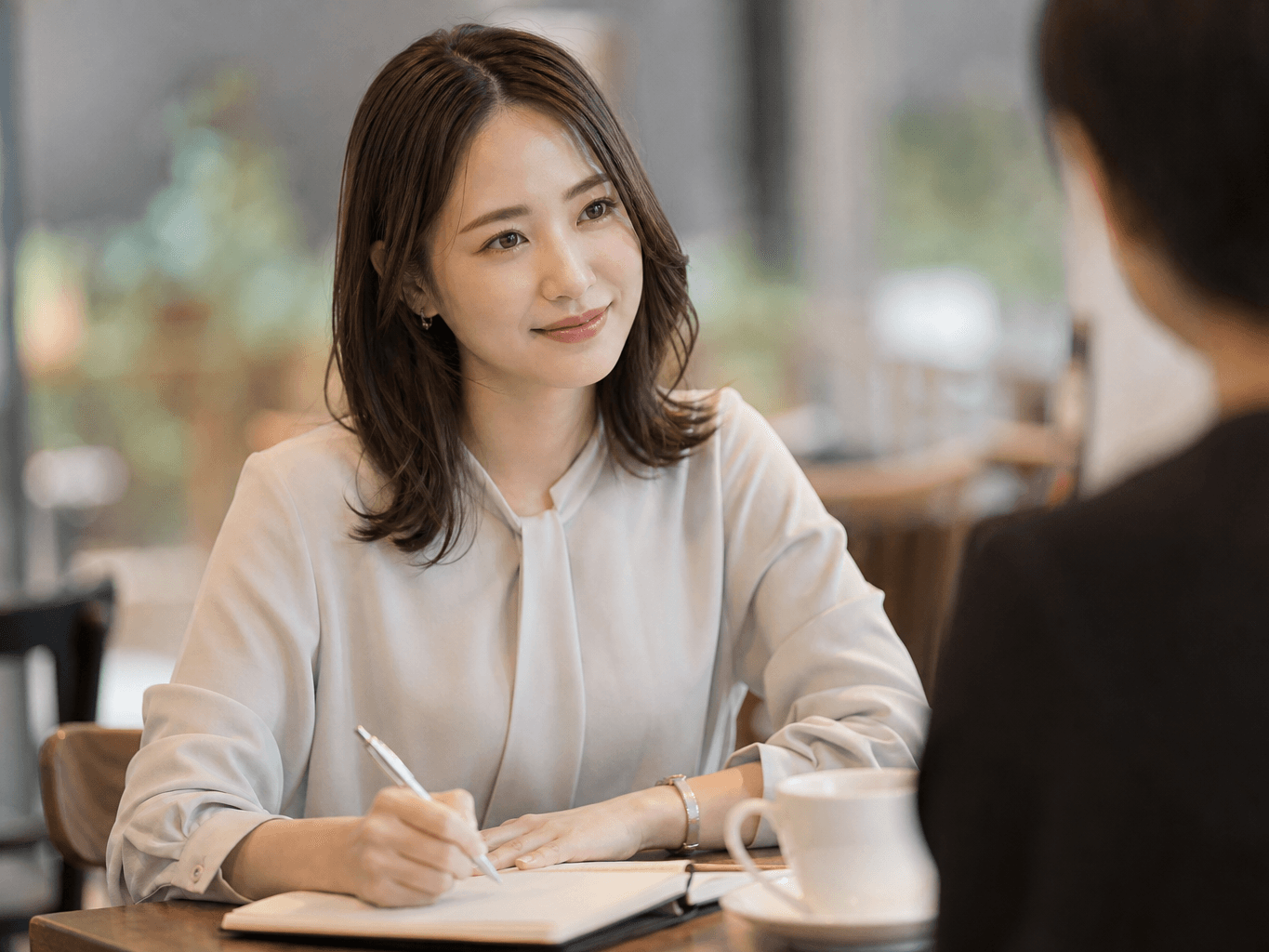 カフェで打ち合わせをしながらメモを取る様子 - Woman Taking Notes During a Café Meeting