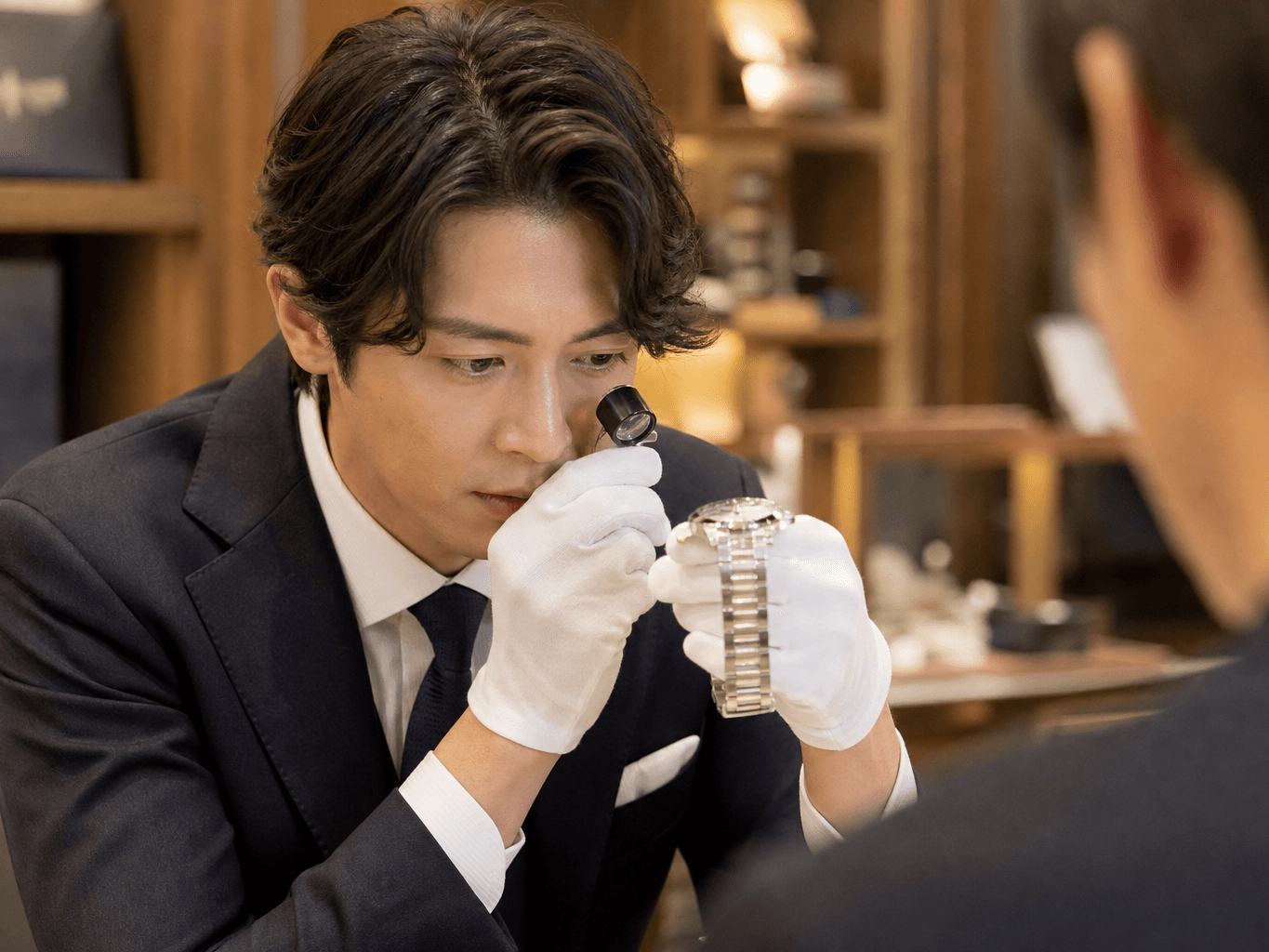 腕時計を鑑定する質屋の査定士 - Pawnshop appraiser evaluating a wristwatch