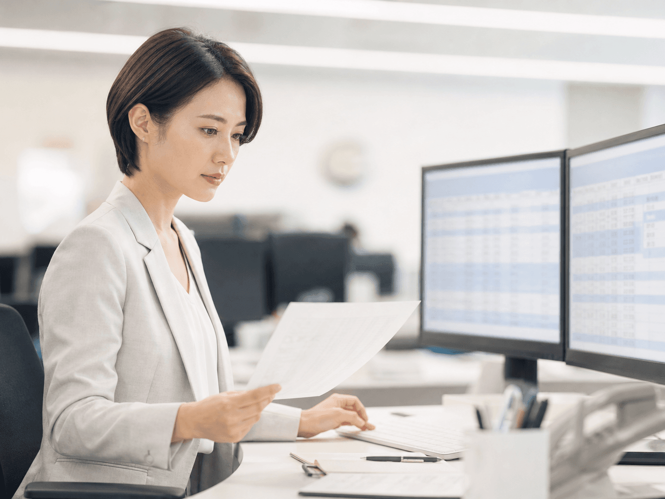 振込データを照合する経理担当者 - Accounting Staff Reconciling Payment Data