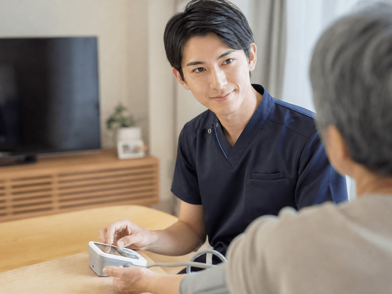 健康チェックをする訪問看護師 - Home Care Nurse Checking a Patient's Health
