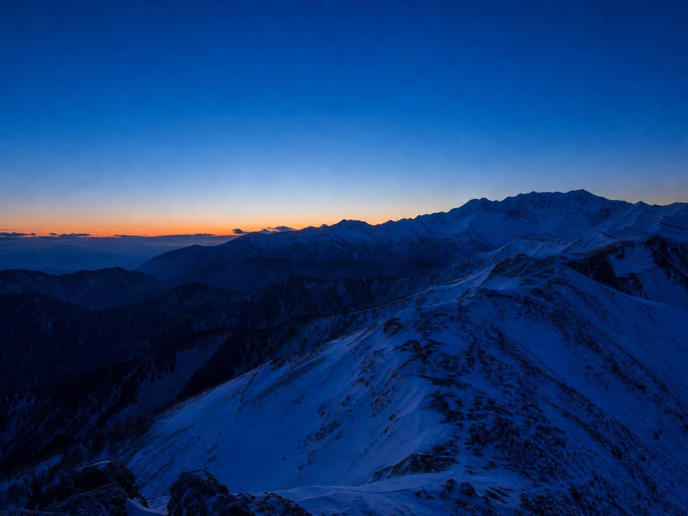 群青色に染まる夜明け前の雪山 - Snowy mountain ridges under a deep blue pre-dawn sky