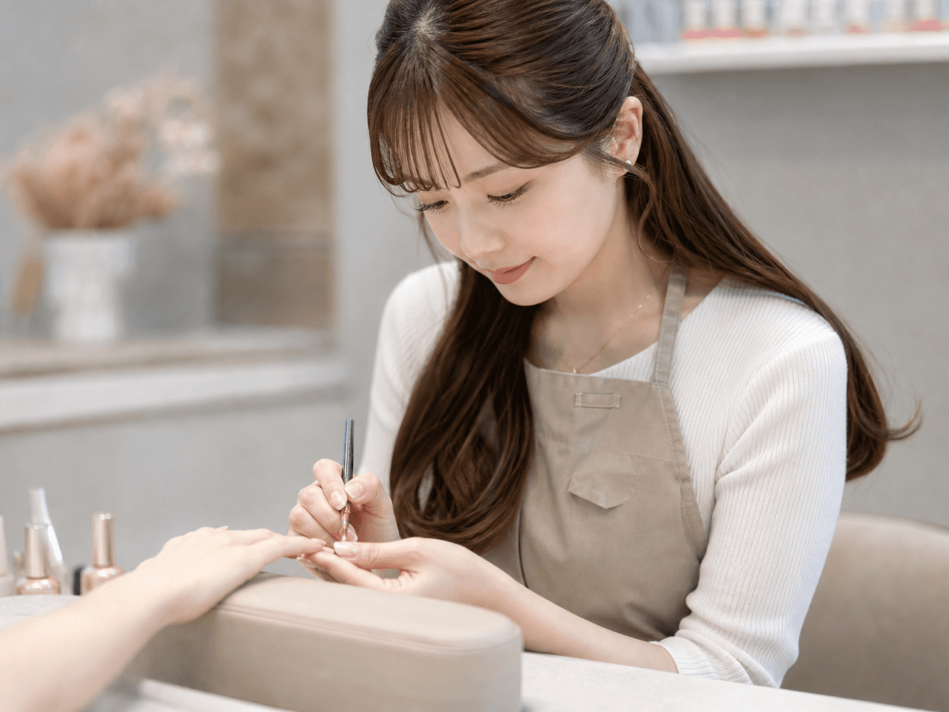 ネイルアートを施すネイリスト - Nail Technician Applying Nail Art