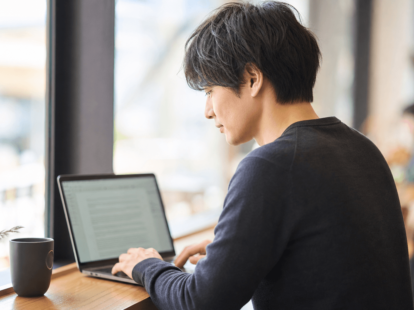 カフェで執筆をするフリーランスライター - Freelance Writer Working at a Café