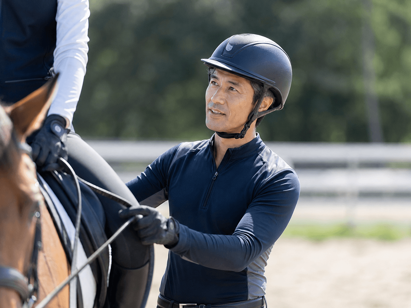 乗馬を指導するインストラクター - Horseback Riding Instructor Teaching at a Stable