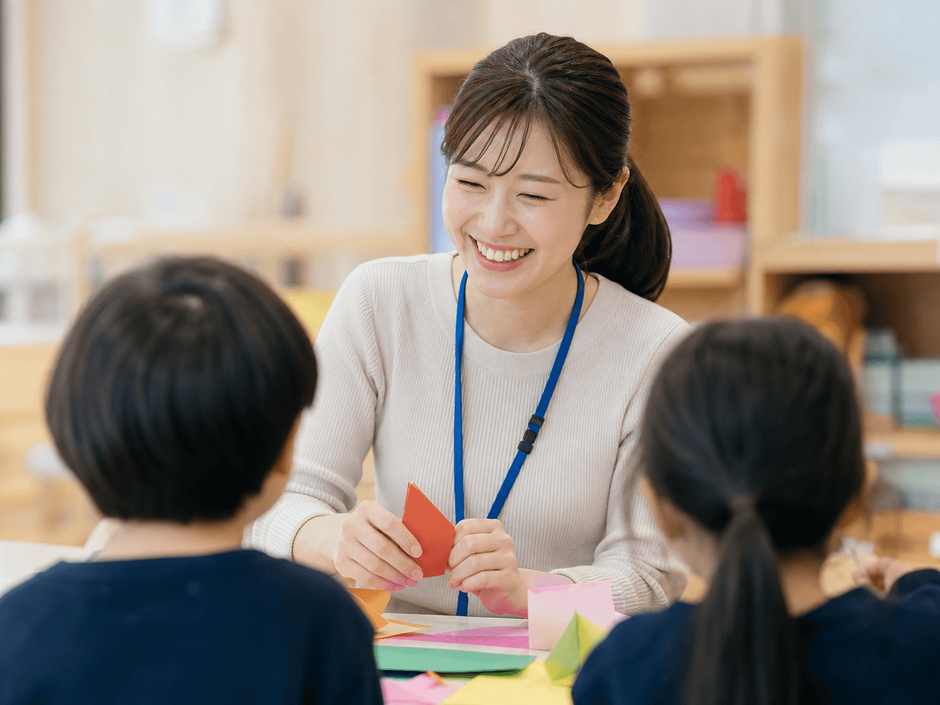 子供たちと工作をする児童館スタッフ - Staff Doing Crafts with Children at a Community Center
