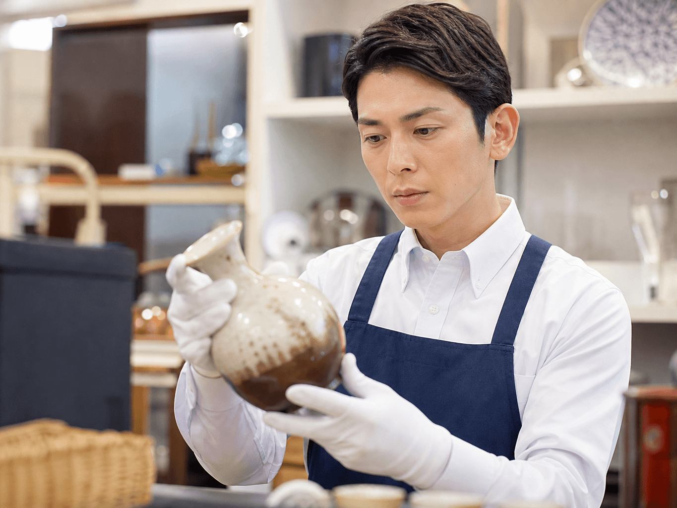 買取査定をするリサイクルショップスタッフ - Recycle Shop Staff Appraising an Item