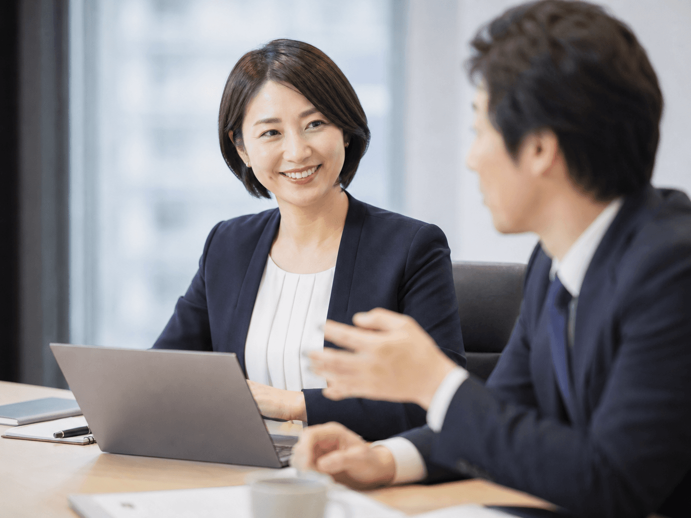 会議で同僚の発言に頷く女性社員 - Female Employee Nodding in Agreement during Meeting