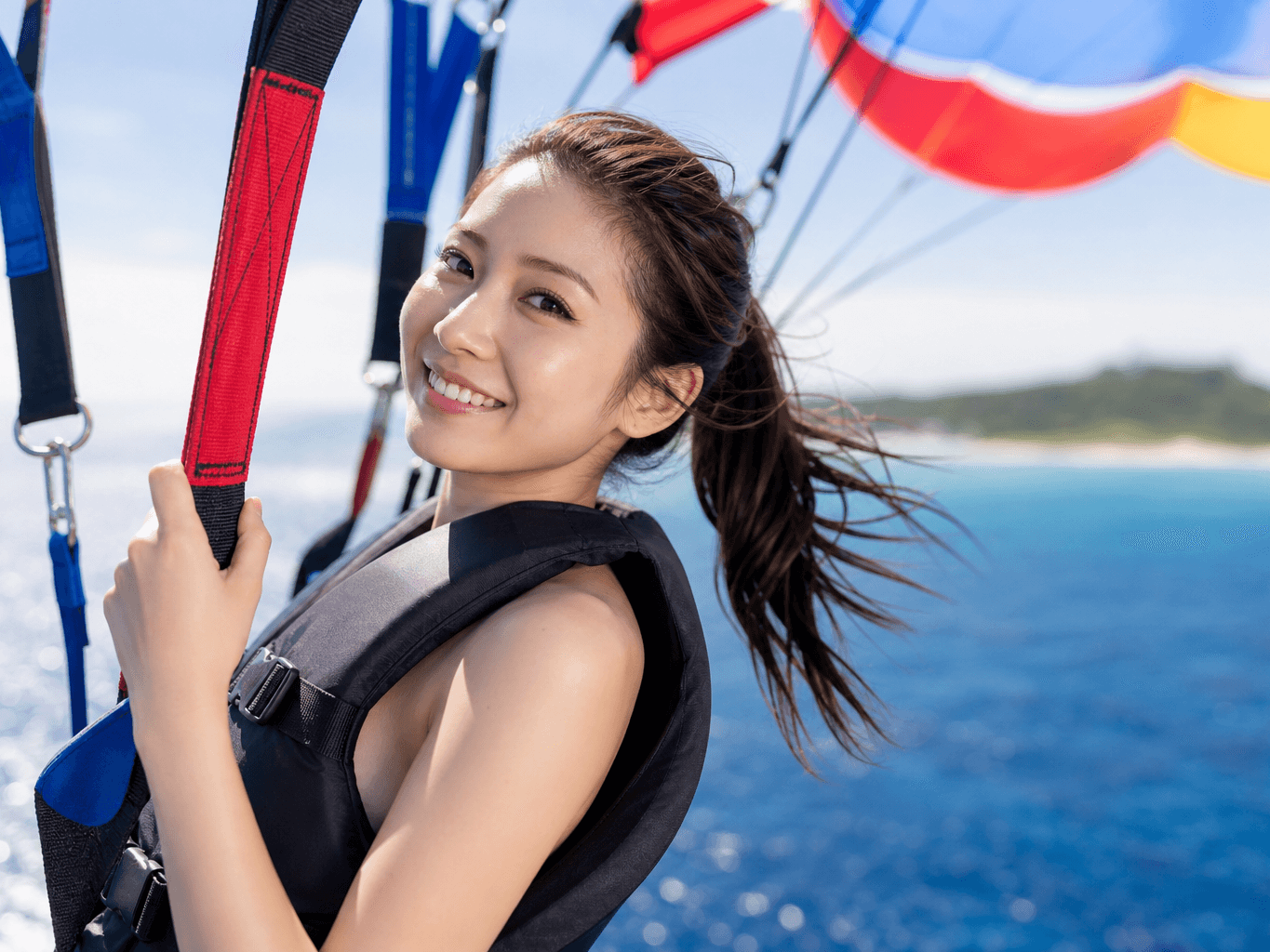 パラセーリングを楽しむ女性 - Woman Enjoying Parasailing Over the Ocean