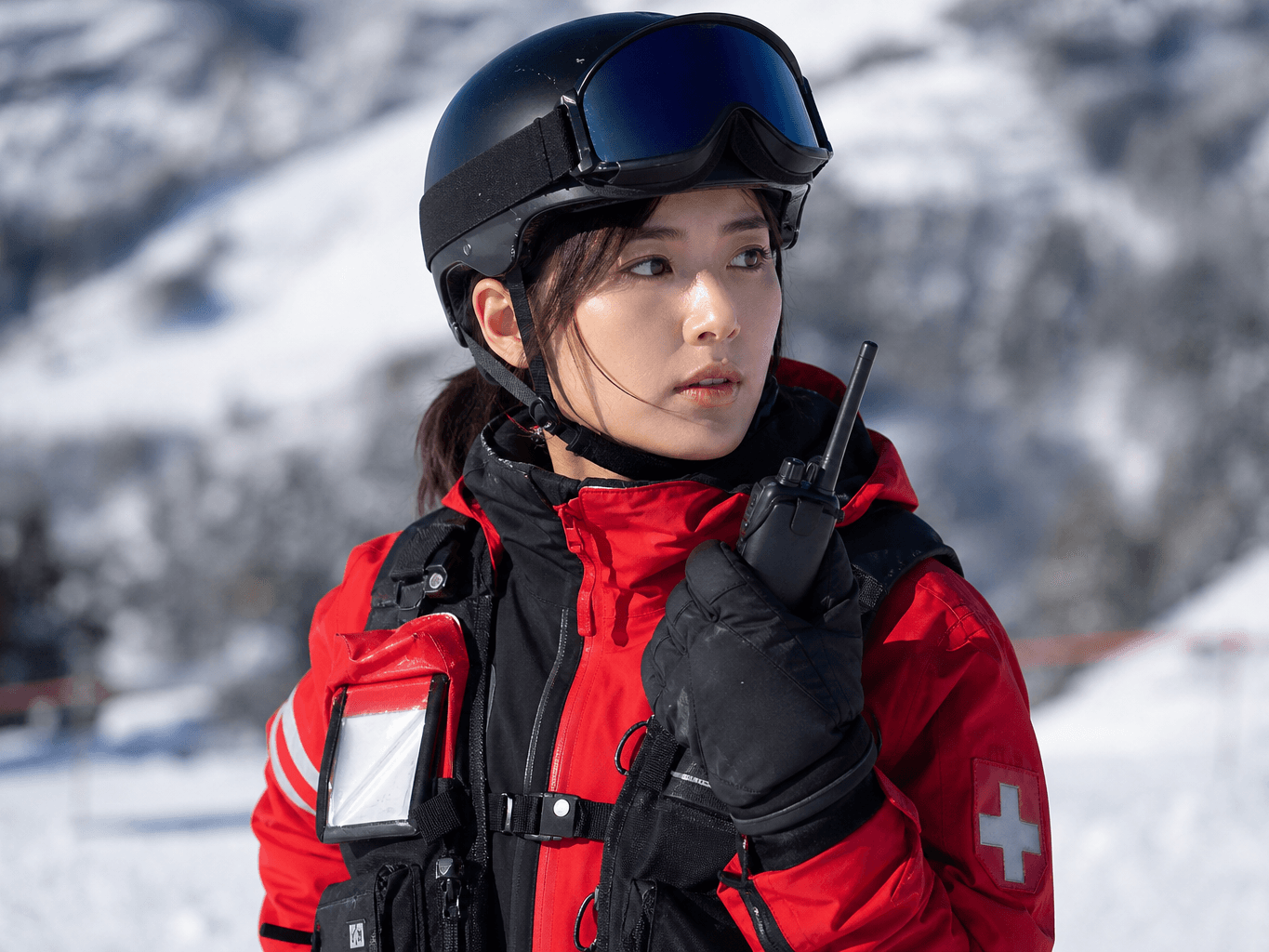 ゲレンデを巡回するパトロール隊員 - Ski Patrol Member Patrolling the Slopes