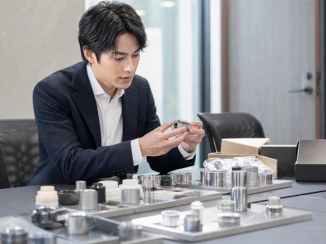 サンプルを見比べて仕入先を選ぶ購買担当 - Procurement staff comparing part samples