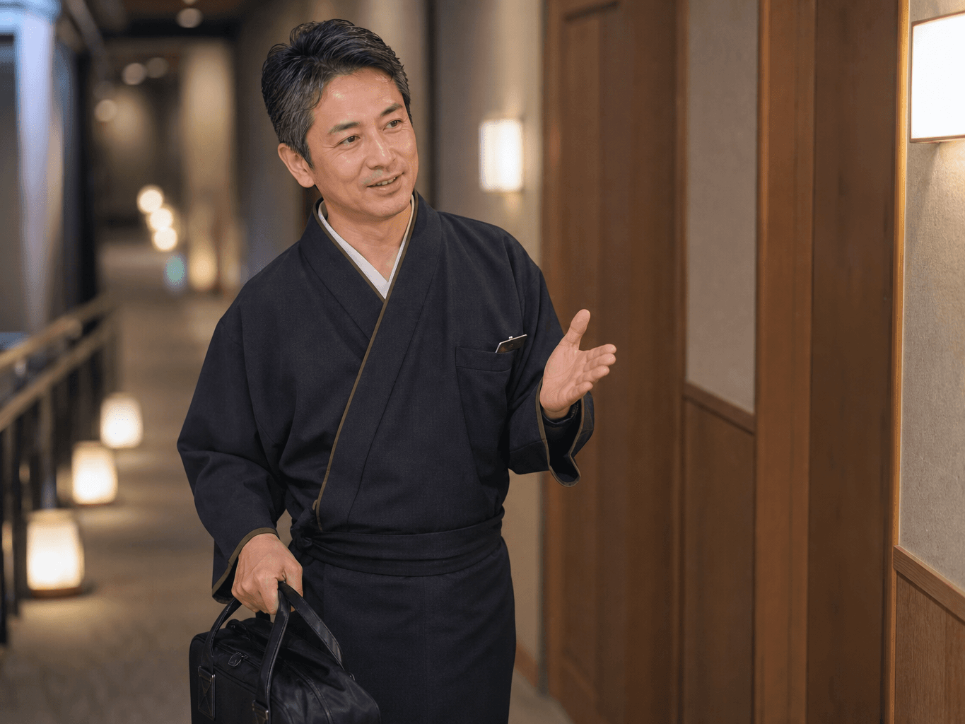 客室に案内する旅館スタッフ - Ryokan Staff Guiding a Guest to Their Room