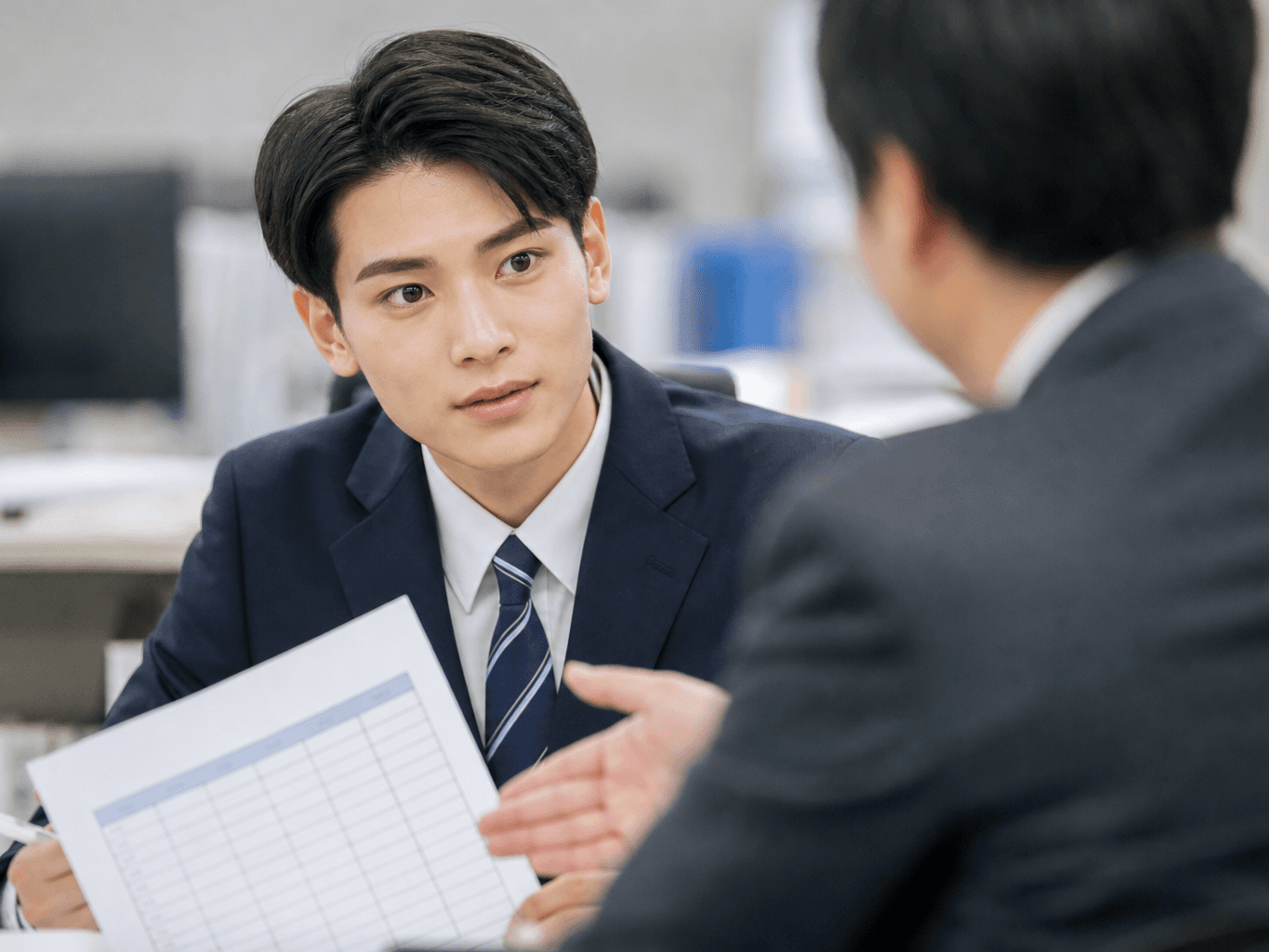 先輩に指導を受ける会計事務所の新人 - New Accounting Employee Receiving Guidance