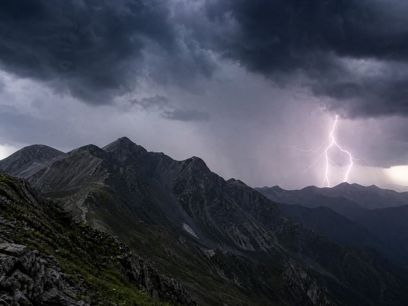 山岳地帯に走る稲妻と夕立の空 - Lightning striking over mountains under a stormy sky