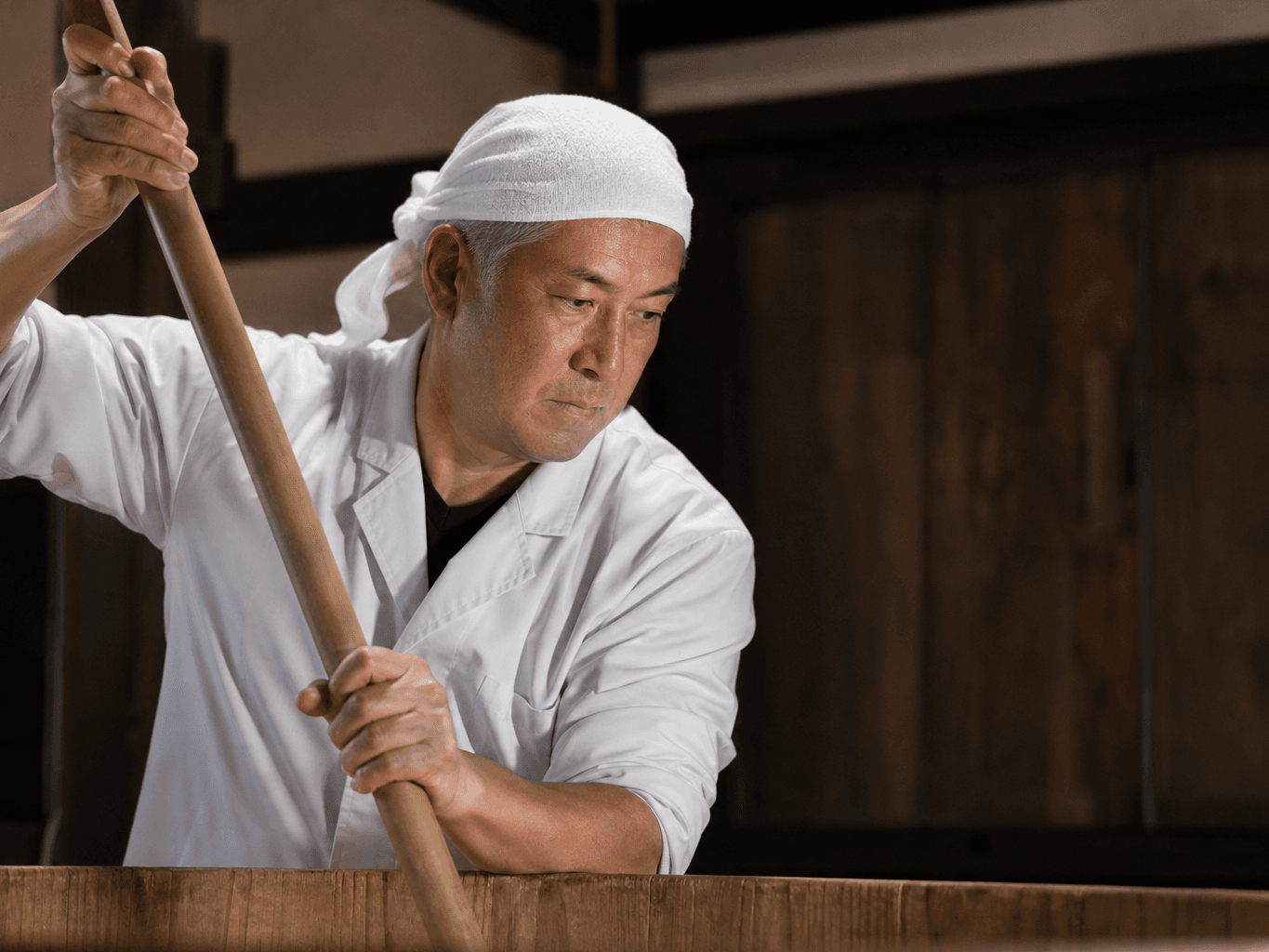 日本酒を仕込む杜氏 - Sake Brewer Stirring the Mash