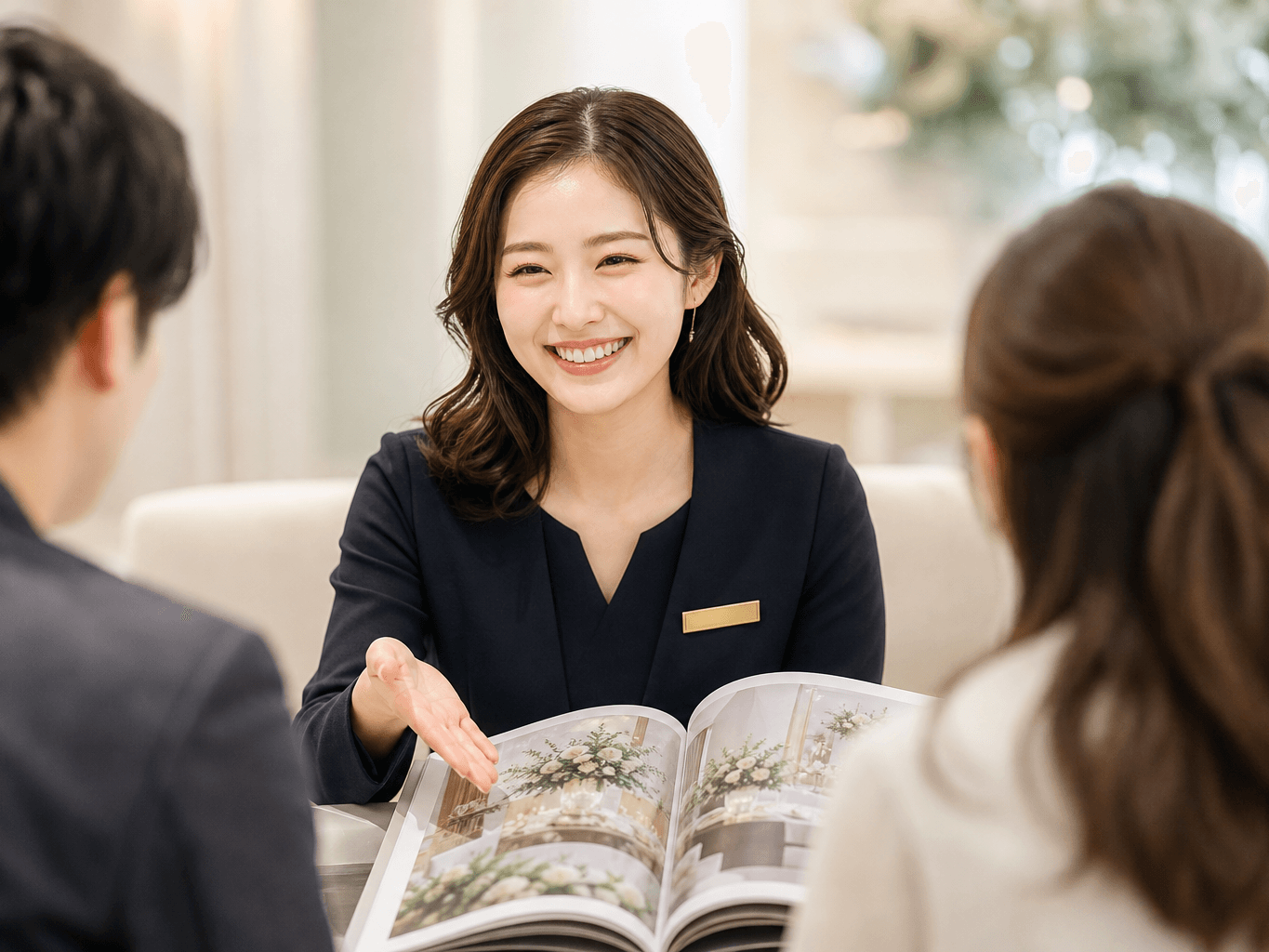 打ち合わせをするブライダルプランナー - Wedding Planner Consulting with a Couple