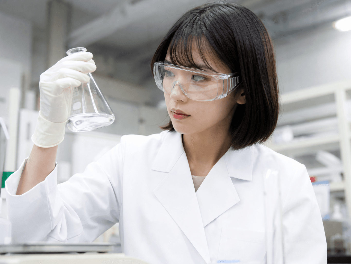 実験をする研究員 - Researcher Conducting an Experiment