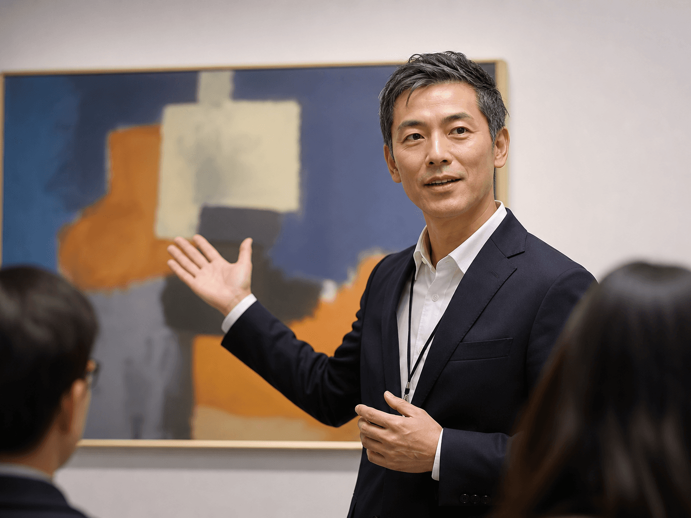 美術館で作品を解説する学芸員 - Museum Curator Explaining an Artwork to Visitors