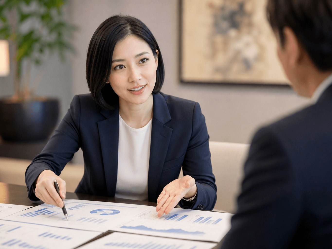 決算資料を説明する会計士 - Accountant Explaining Financial Statements to a Client