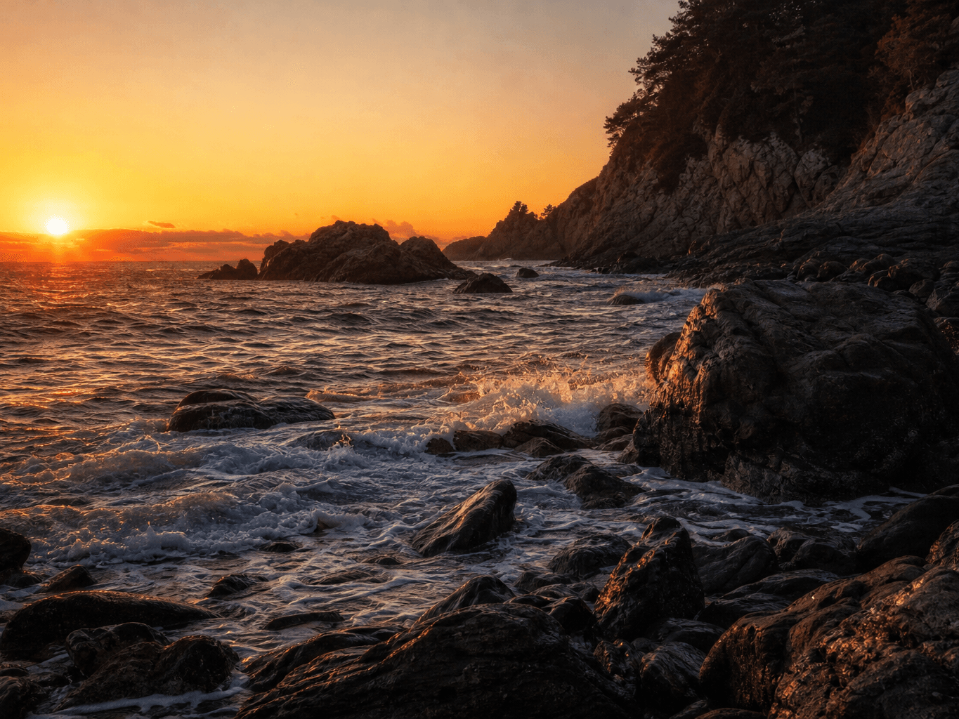 夕焼けに染まる岩場の海岸線 - Waves crashing on a rocky coastline at sunset