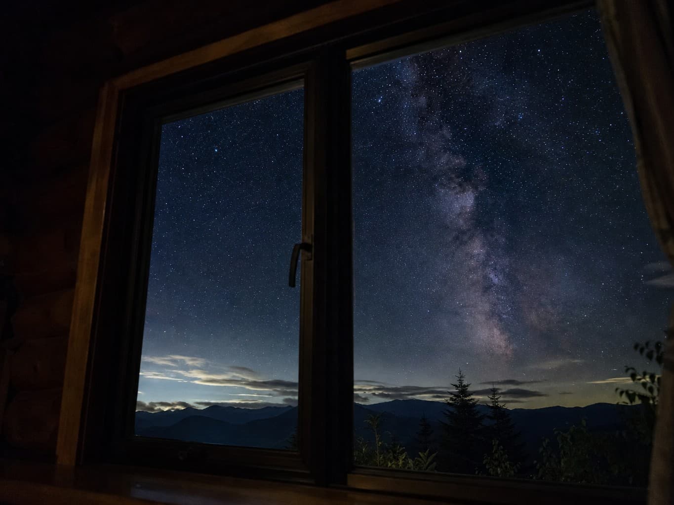 山小屋の窓から見える満天の星空 - Starry night sky seen through a mountain cabin window