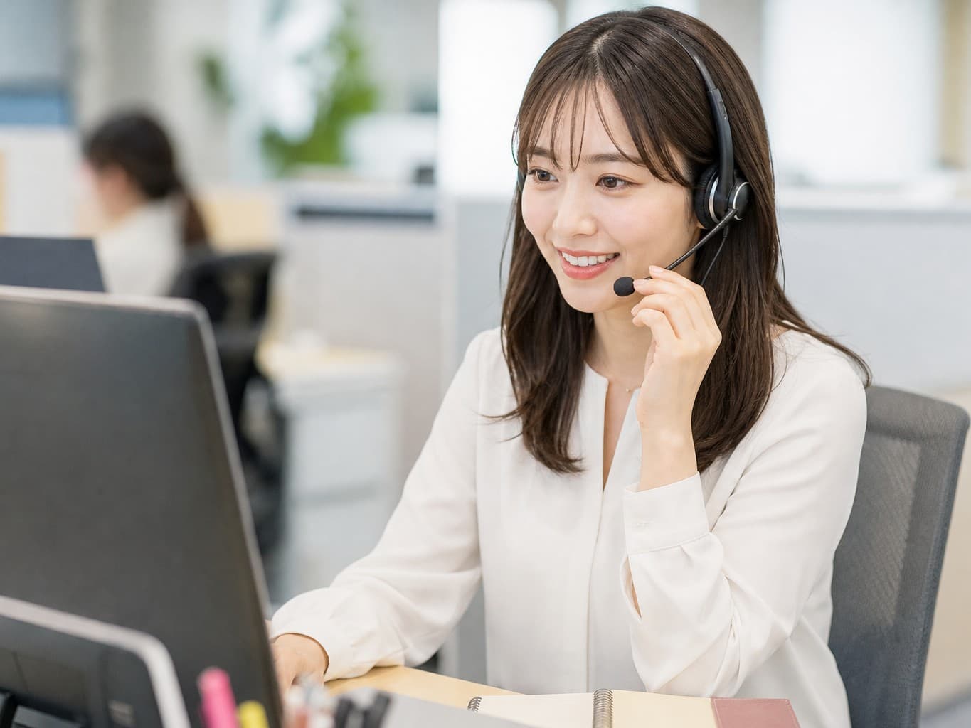 お客様に応対するカスタマーサポート担当 - Customer support agent answering a customer inquiry
