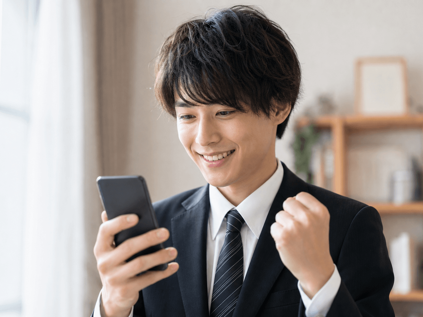 内定通知を見て笑顔を浮かべる就活生 - Job Applicant Smiling in Relief at a Job Offer Email