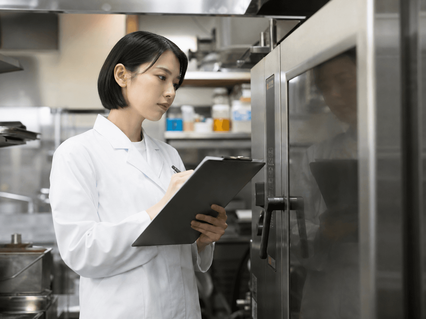 キッチンを点検する食品衛生検査員 - Food Safety Inspector Checking a Kitchen