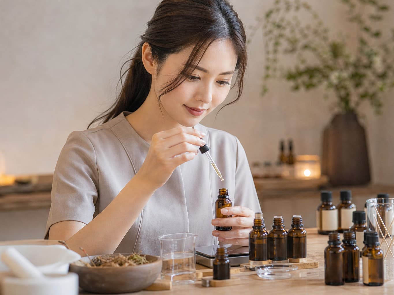 精油をブレンドするアロマセラピスト - Aromatherapist blending essential oils