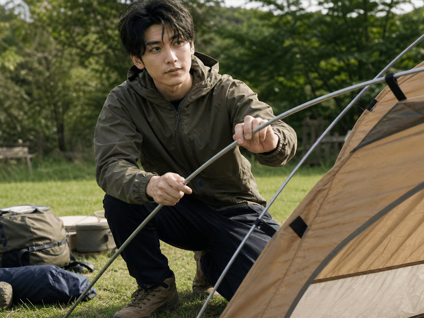 キャンプ場でテントを設営する様子 - Setting up a dome tent at a campsite