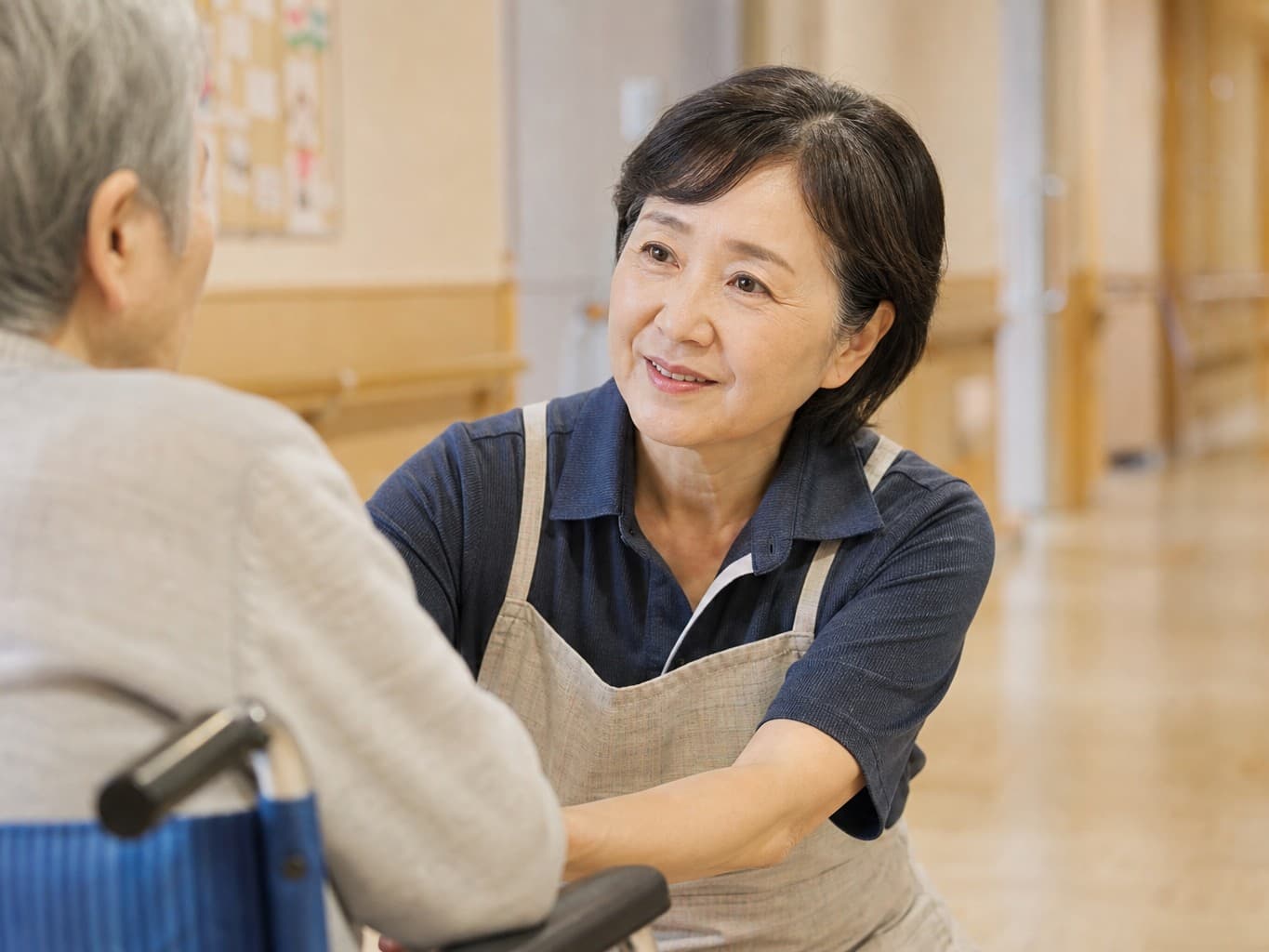 車いすの利用者を介助する介護福祉士 - Care worker assisting a wheelchair user