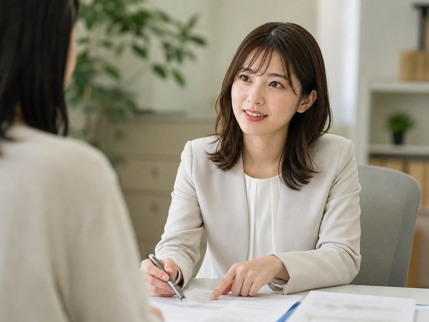 確定申告の相談を受ける税理士 - Tax accountant advising a client on a tax return