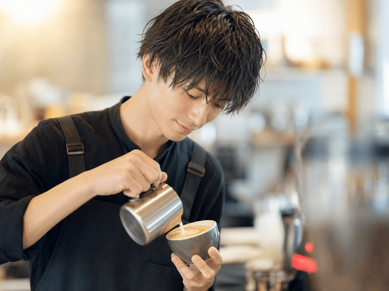 ラテアートを作るバリスタ - Barista Pouring Latte Art