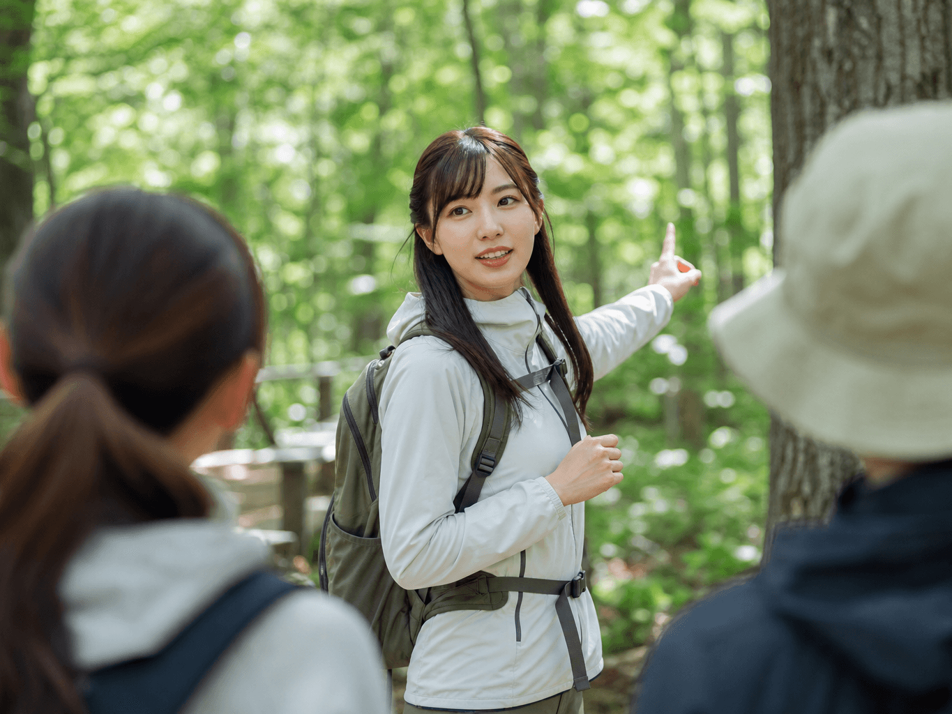 森でハイキングを案内するガイド - Forest Guide Leading a Hiking Tour