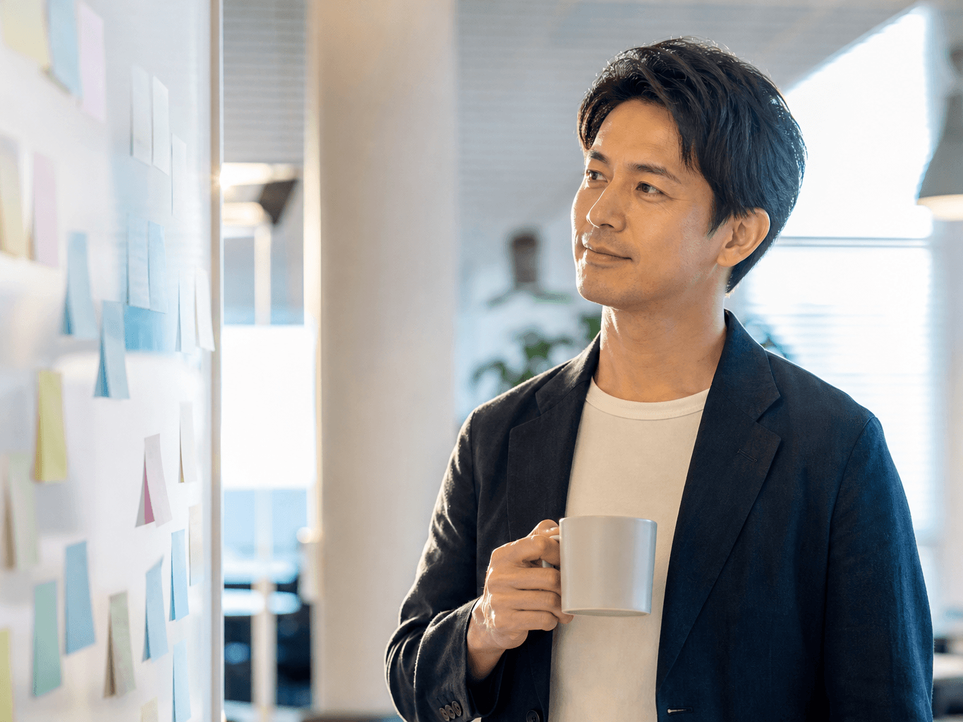 早朝オフィスでタスクボードを見る男性社員 - Businessman Checking Task Board in Early Morning Office