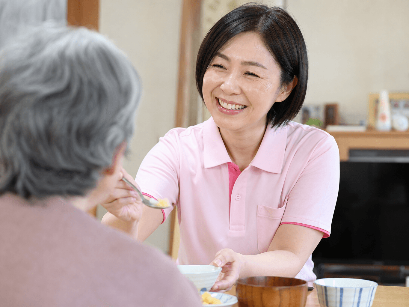 食事介助をする訪問介護ヘルパー - Home Care Helper Assisting with a Meal