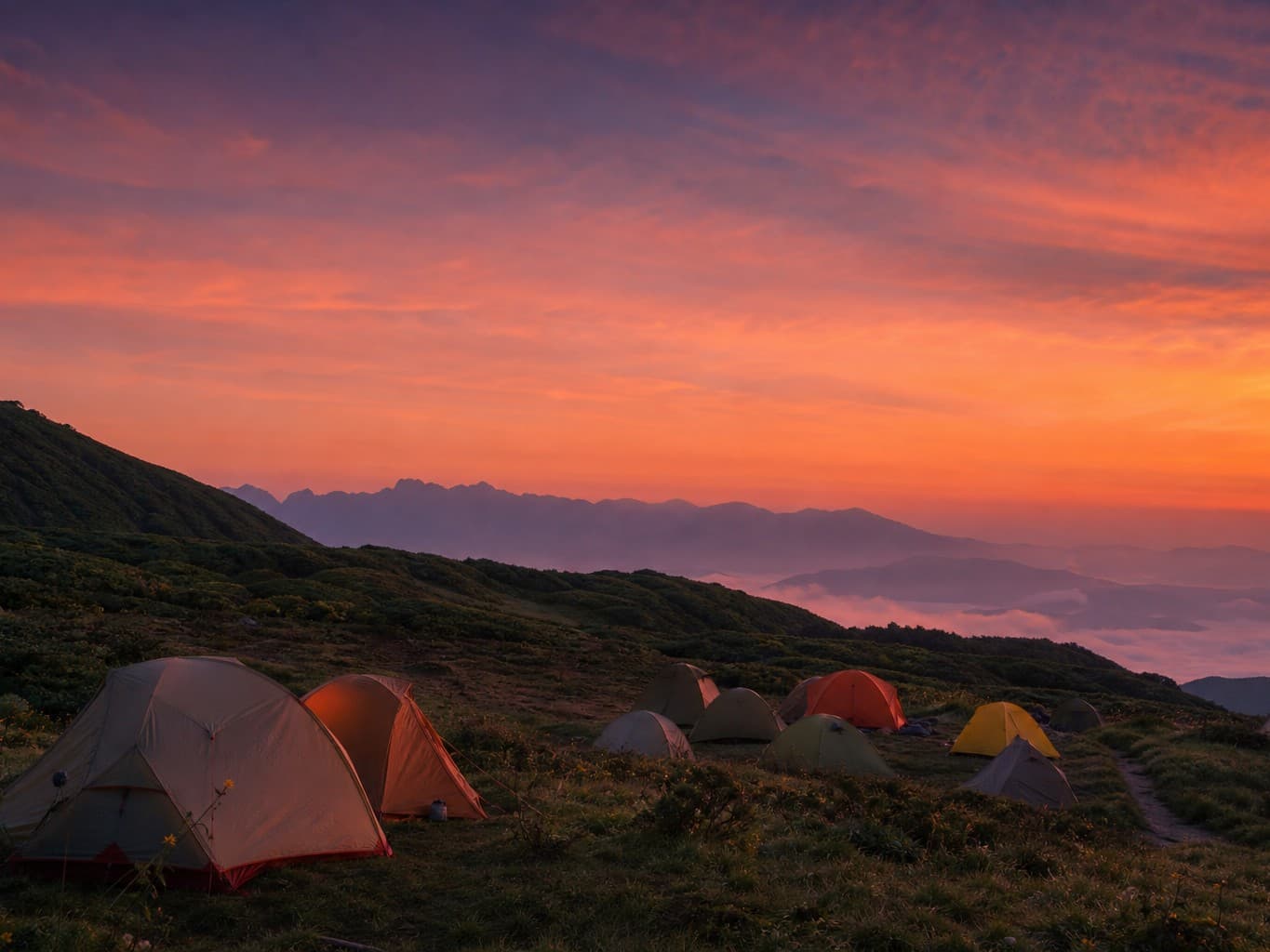 幻想的な夕焼けに染まる高原のテント - Tents at a highland campsite under a vivid sunset sky