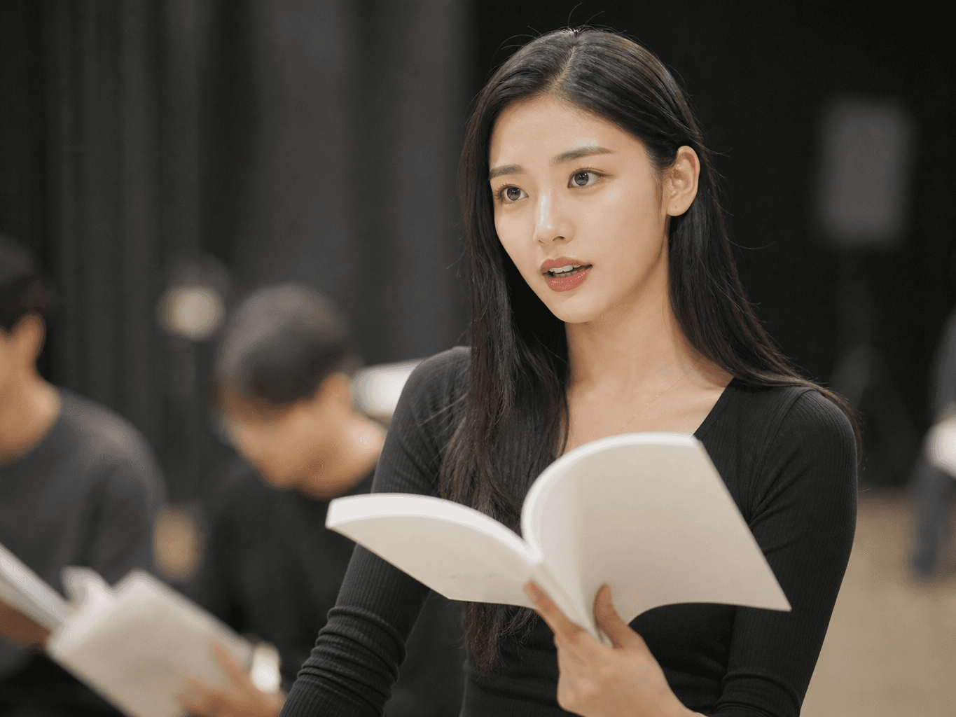 台本を読み合わせる俳優 - Actress Rehearsing Lines with the Cast