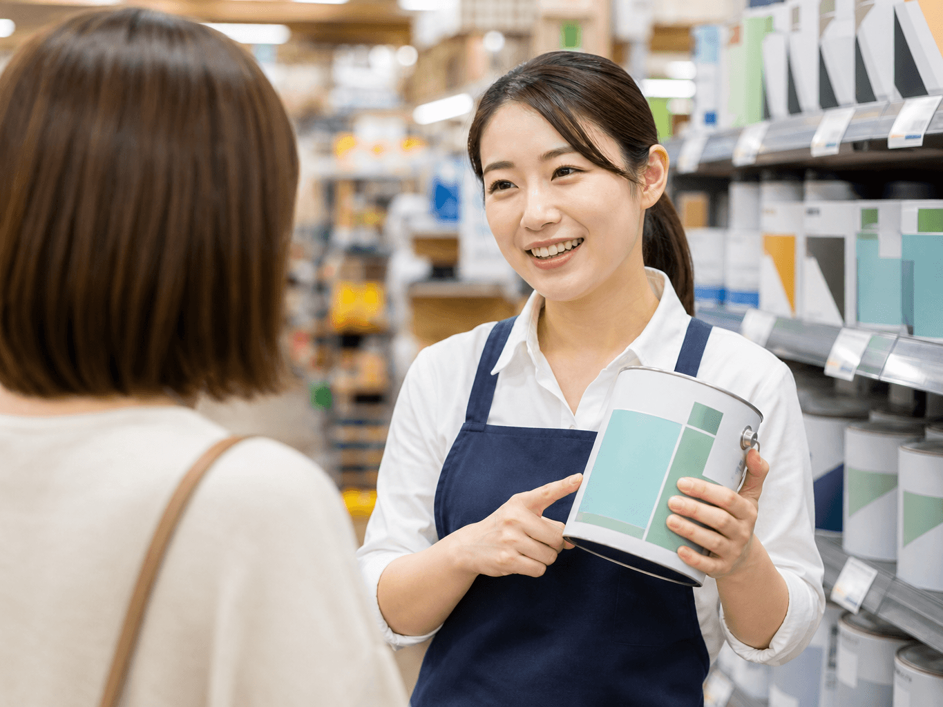DIY用品を案内するホームセンタースタッフ - Home Center Staff Assisting a Customer with DIY Supplies