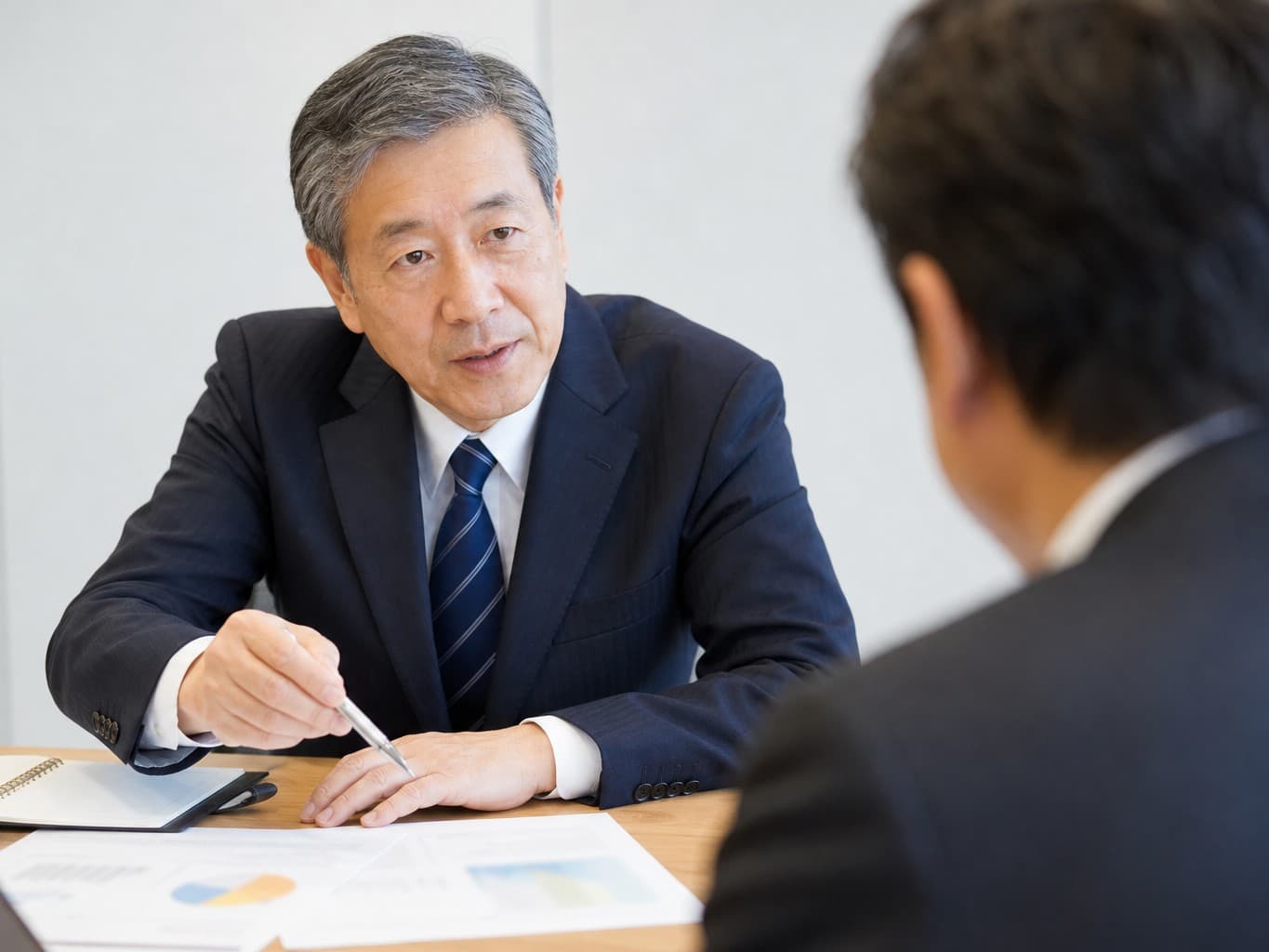 経営の相談に応じる中小企業診断士 - SME management consultant advising a business owner