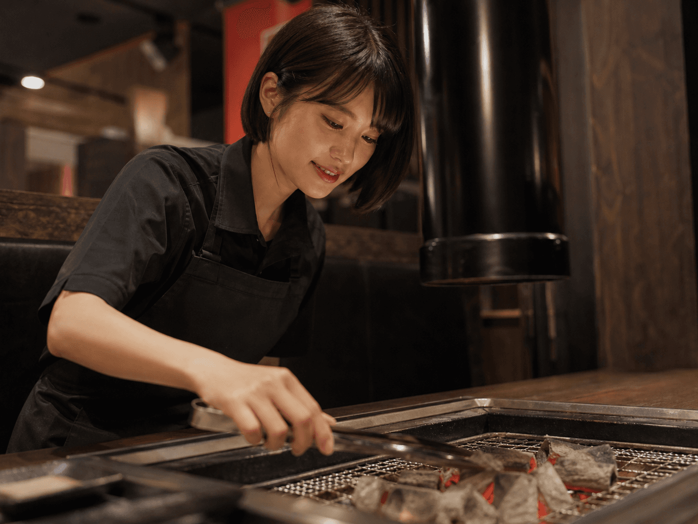 炭火を準備する焼肉店の店員 - Restaurant Staff Preparing Charcoal for Yakiniku