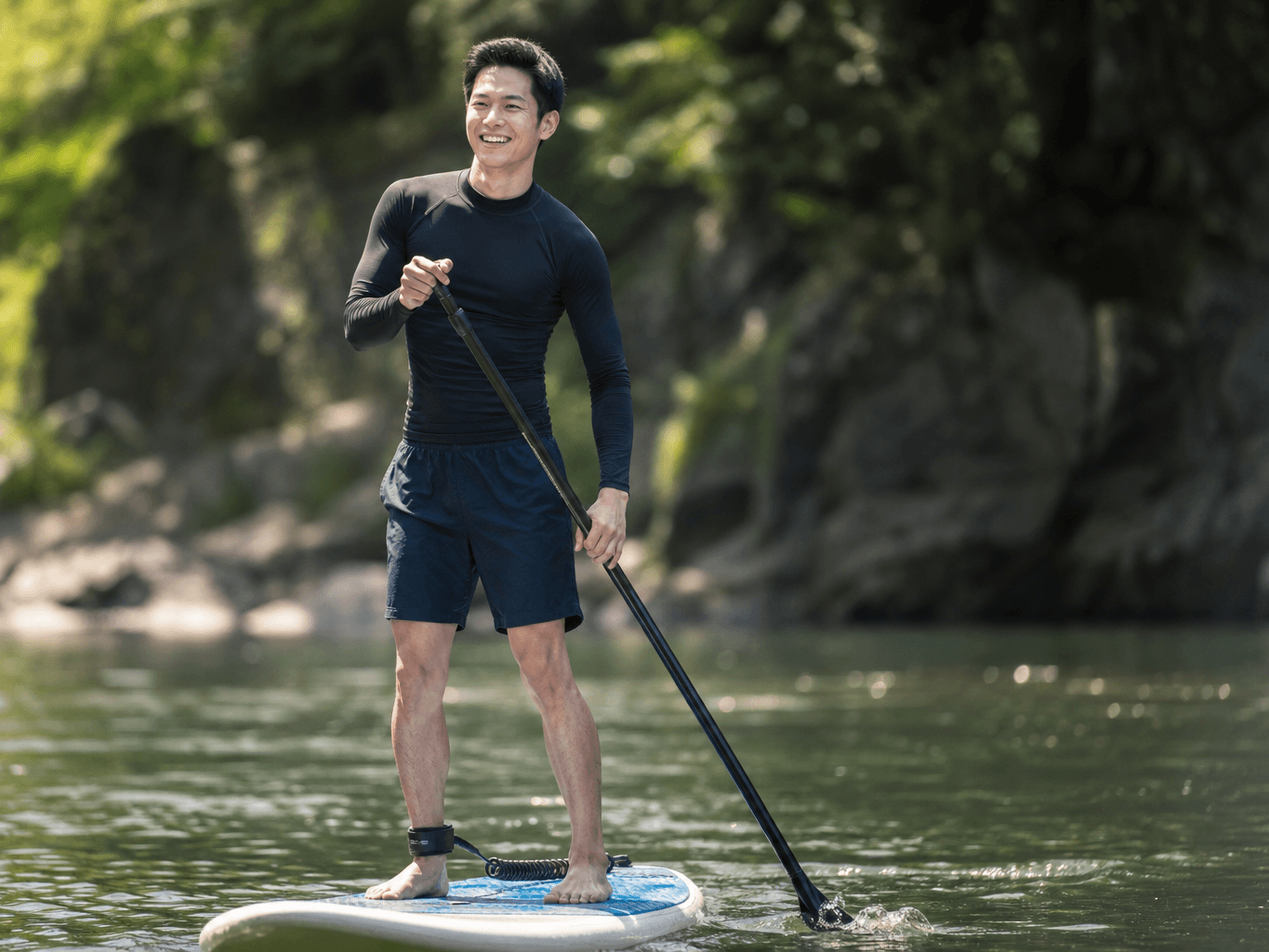 川でSUPを楽しむ男性 - Man Stand-Up Paddleboarding on a River