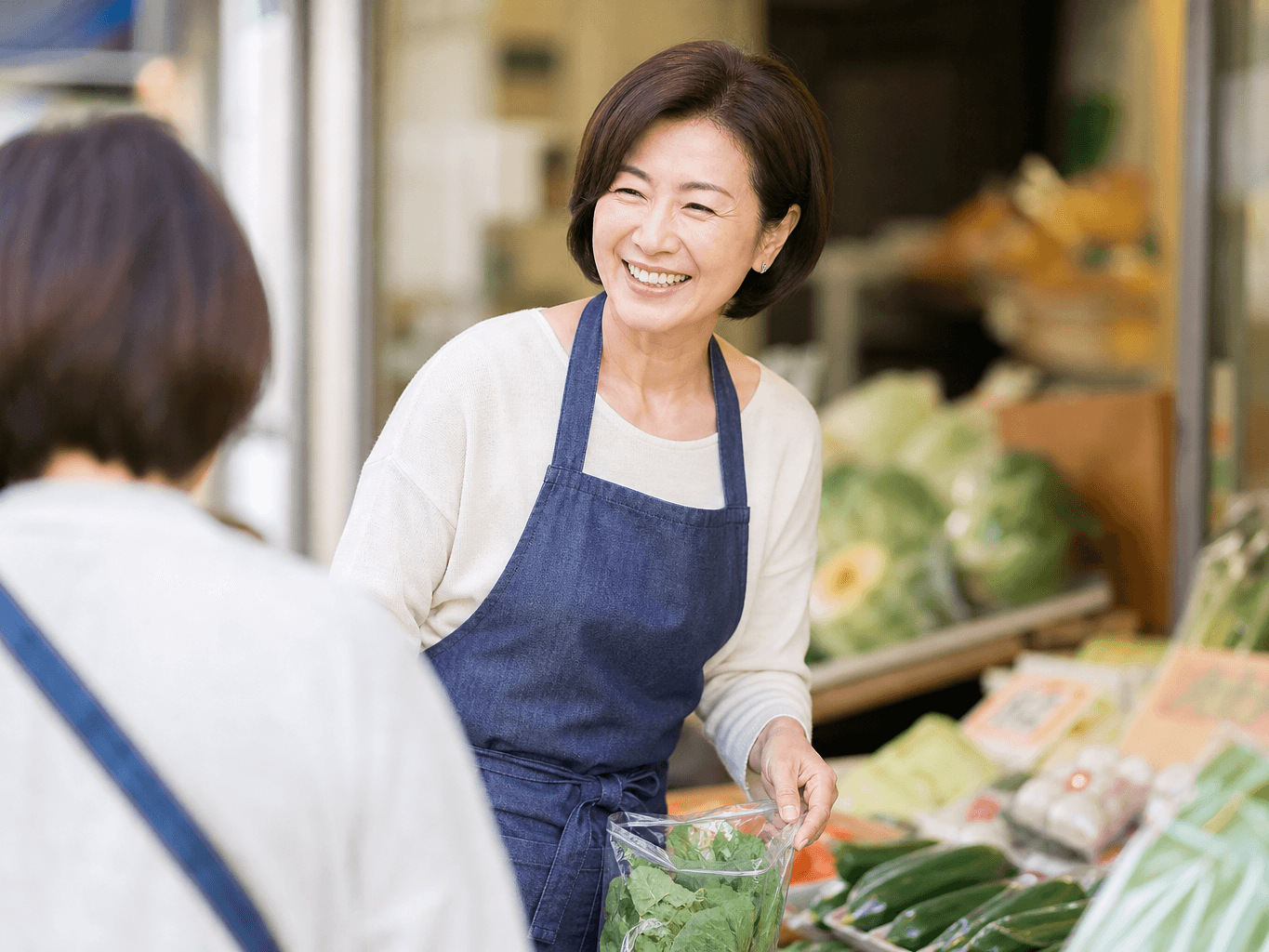 八百屋で接客をする店主 - Greengrocer Chatting with a Customer