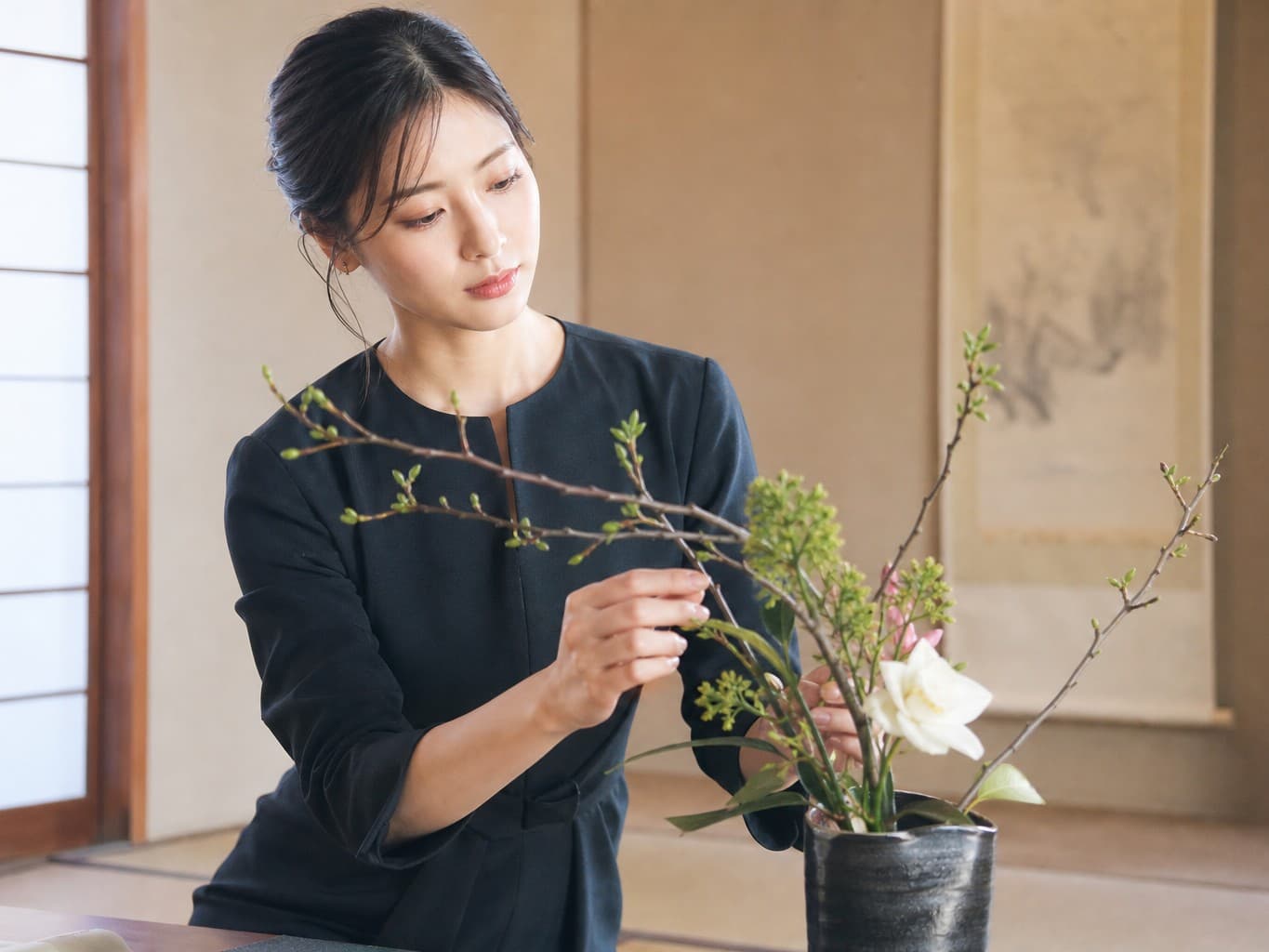 花器に花を生ける華道家 - Ikebana artist arranging flowers in a vase