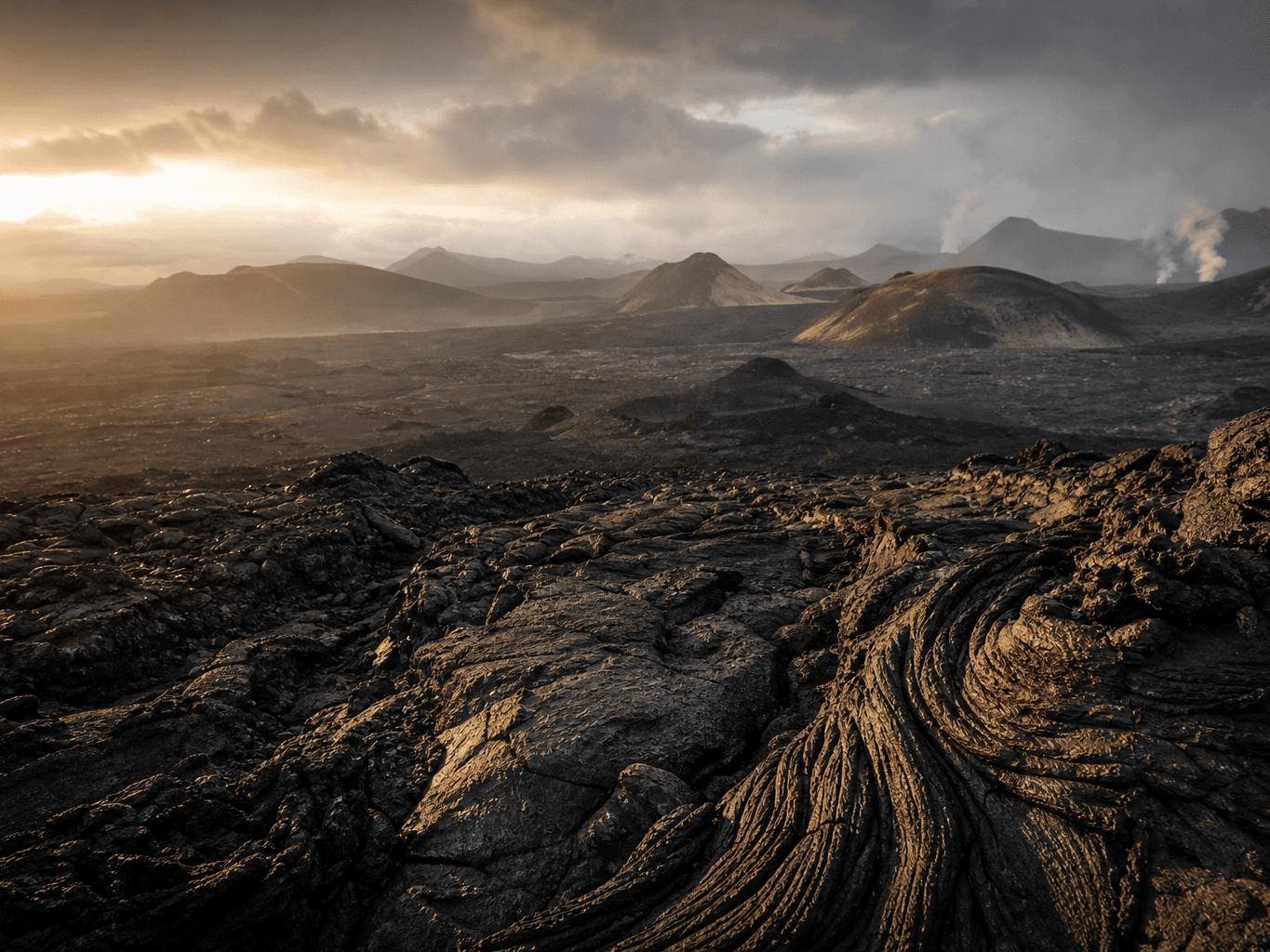 噴煙が立ち上る荒々しい火山地帯 - Volcanic landscape with rugged lava fields and rising steam