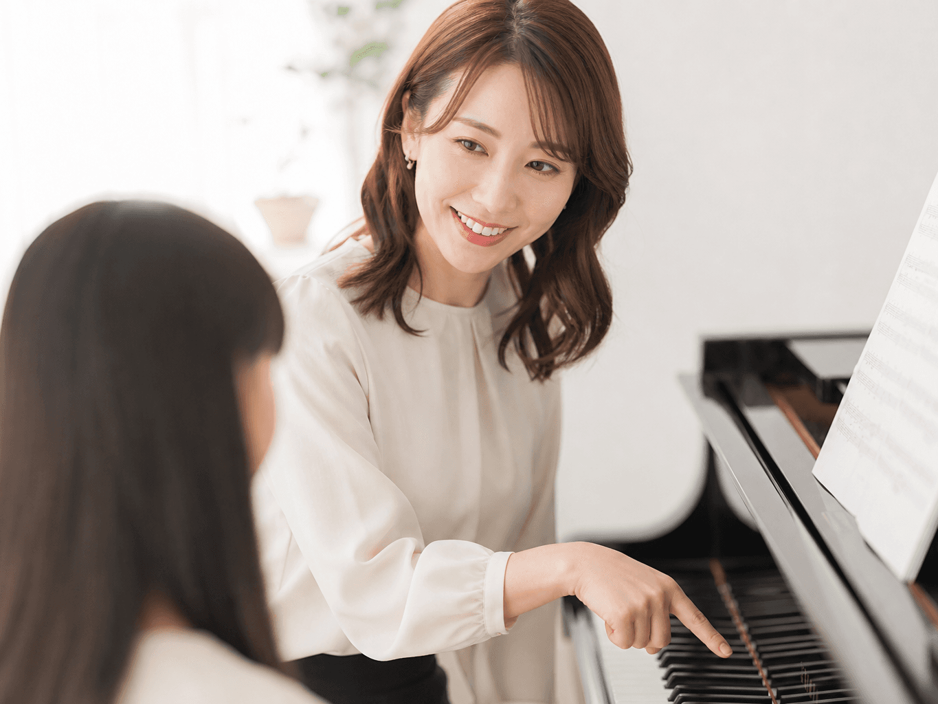 ピアノを指導する講師 - Piano Teacher Instructing a Student