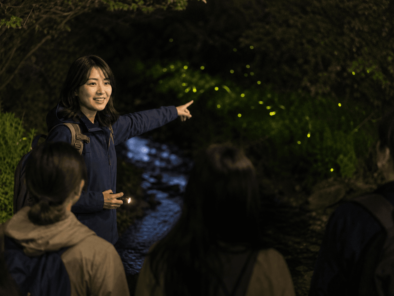 蛍観賞を案内するガイド - Guide Leading a Firefly Viewing Tour