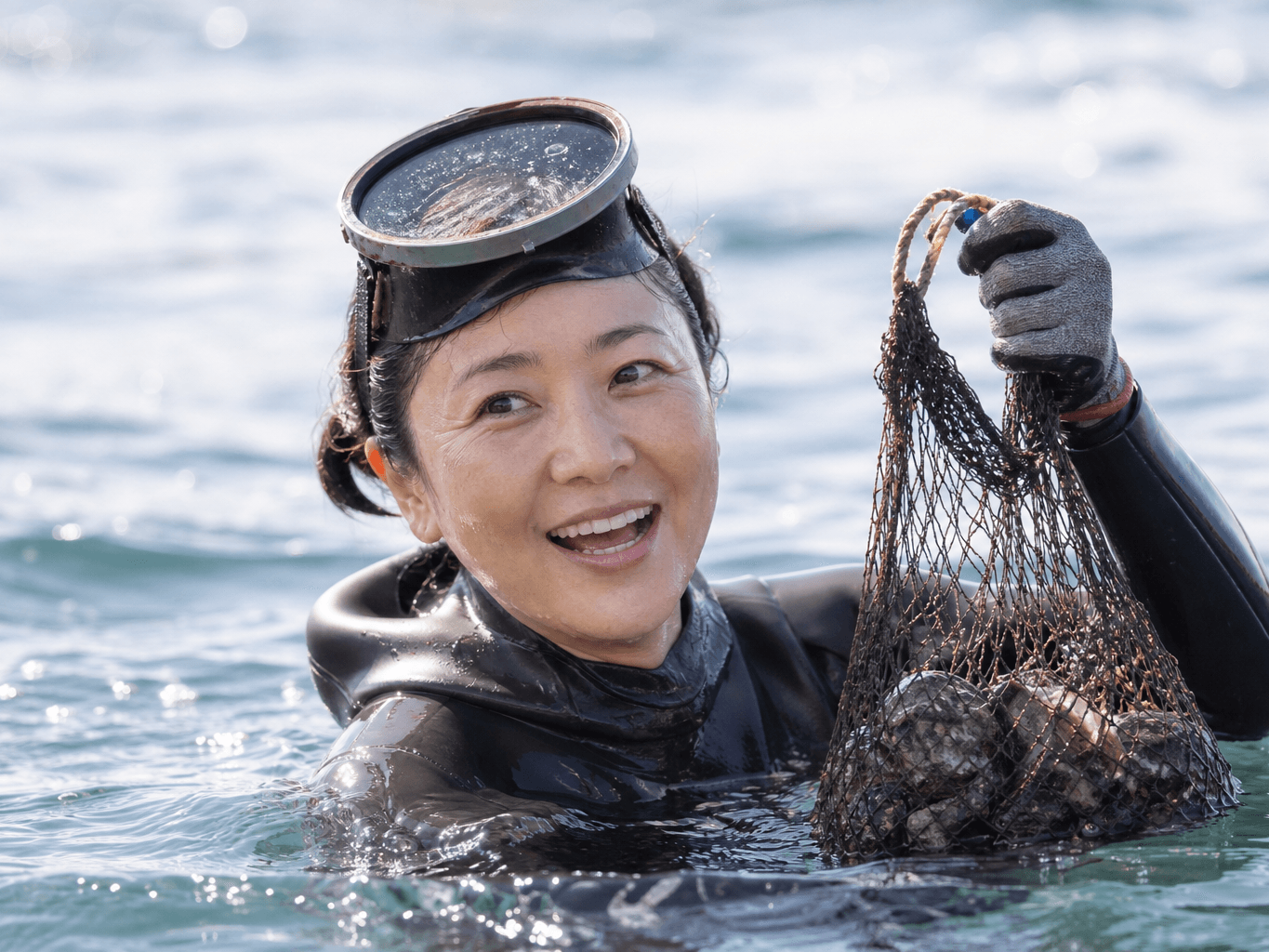 素潜りで漁をする海女 - Ama Diver Surfacing with a Catch