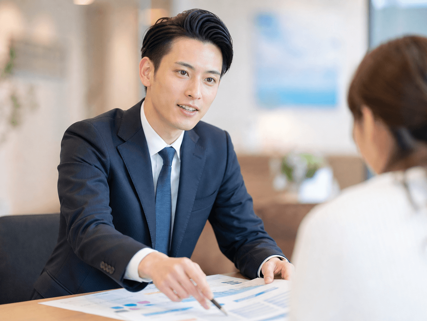 契約プランを比較説明する営業担当者 - Insurance Agent Comparing Plans with a Client