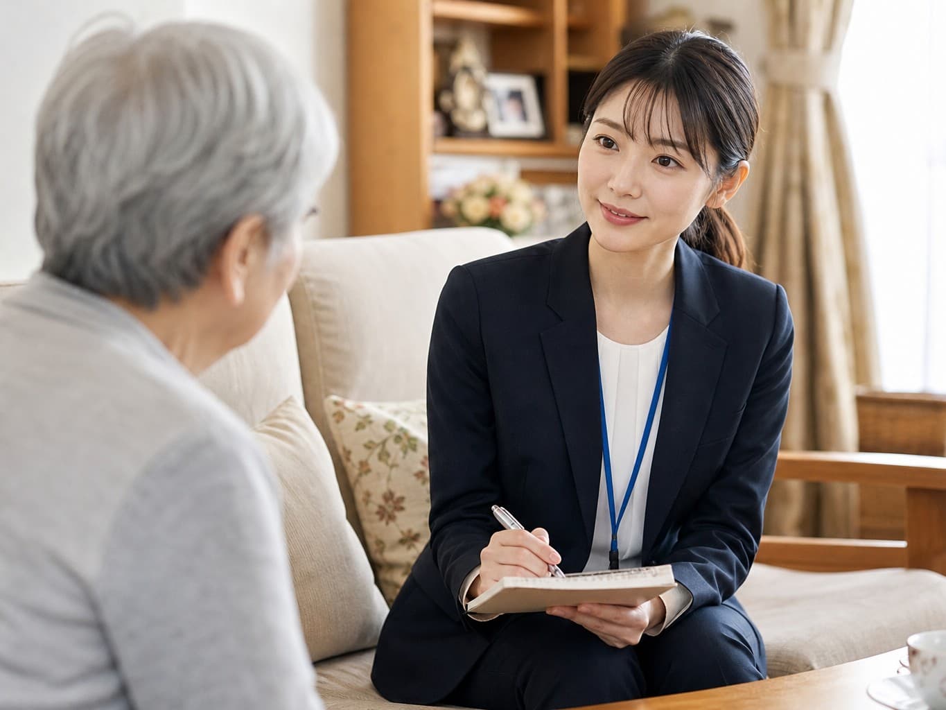 高齢者宅で相談に乗るケアマネジャー - Care manager listening to an elderly client at home